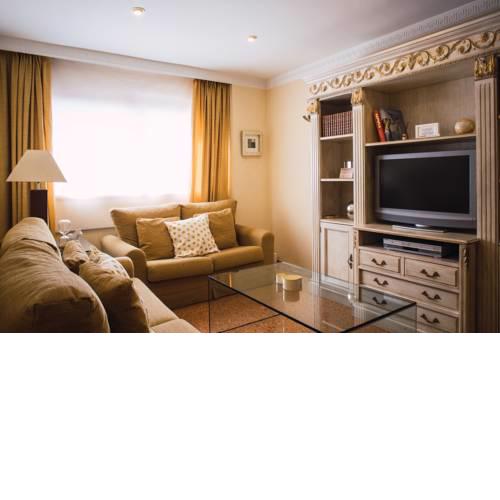 Cozy 2 Bedroom Apartment by the City of Arts and Science