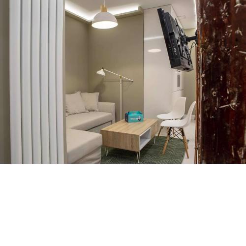 Cozy 3 Bedroom Apartment with Patio in Madrid's City Center