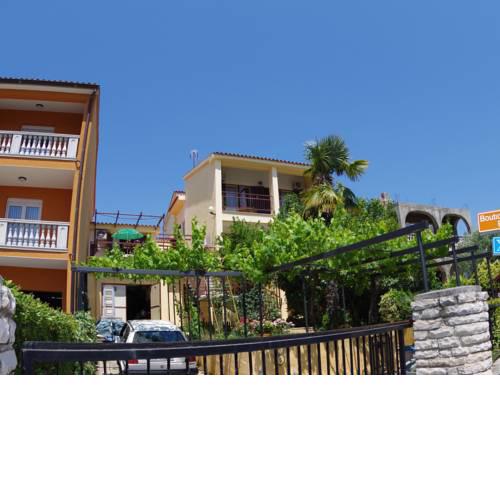 Cozy Apartment in Pjescana Uvala with Garden