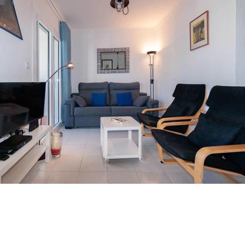 Cozy Apartment in Roses with Sea Nearby