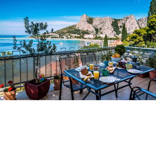 Cozy apartment with a spacious seafront terrace