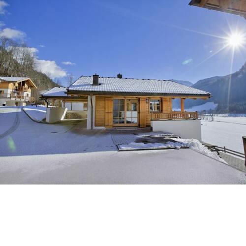 Cozy chalet with four bathrooms, near Königsleiten
