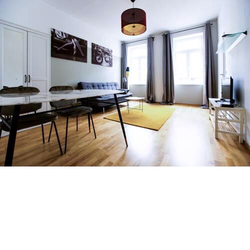 COZY + CONVENIENT by JR City Apartments