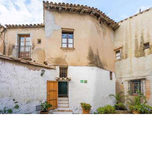 Cozy Cottage in Pacs del Penedes with Fenced Courtyard