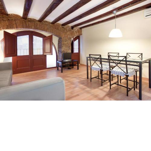Cozy Family Apartment Near Las Ramblas