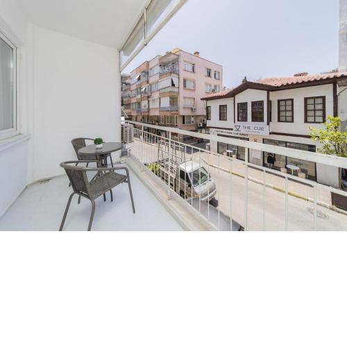 Cozy Flat w Balcony 3 min to Hadrian Gates