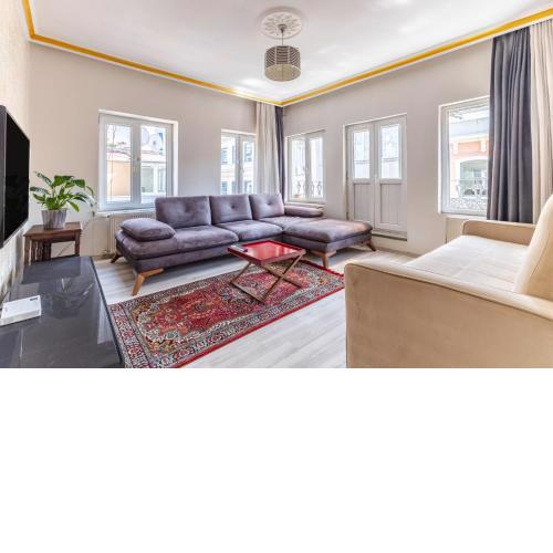 Cozy Flat w Balcony 8 min to Metro and Taksim
