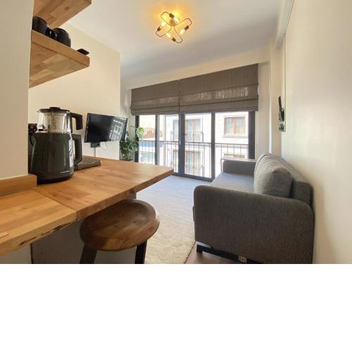 Cozy Flat w French Balcony 5 min to Istiklal Ave