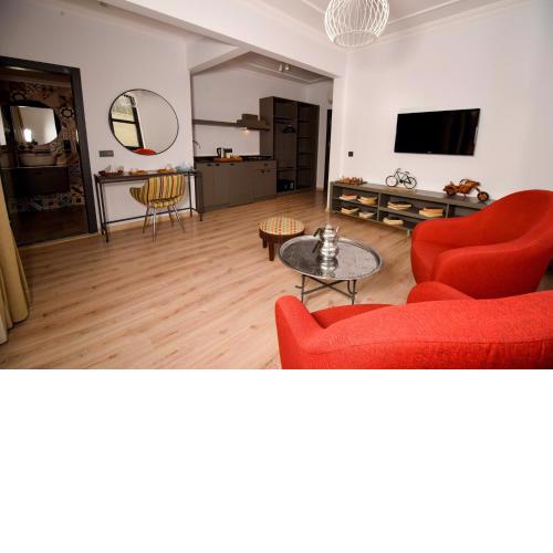 Cozy Flat with Balcony near Hadrian's Gate