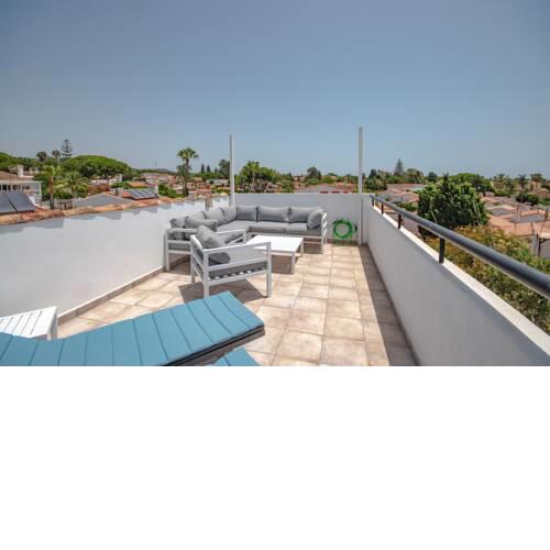 Cozy holiday home at the beach in Costabella, Marbella