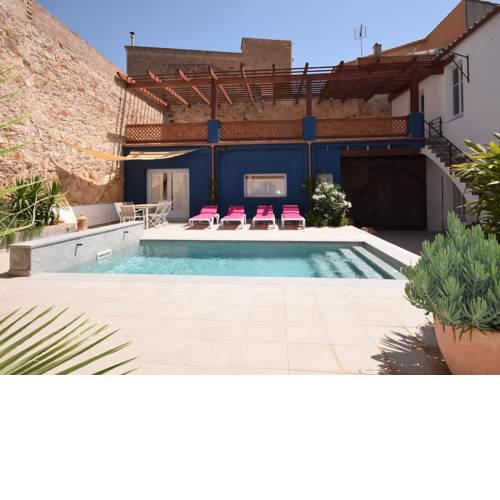 Cozy Holiday Home in Catalonia with Swimming Pool
