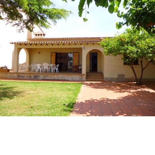 Cozy Holiday Home in Empuriabrava with Private Garden