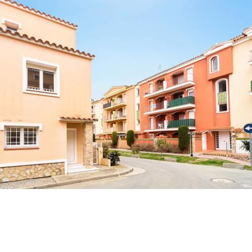 Cozy Holiday Home in Empuriabrava with Swimming Pool