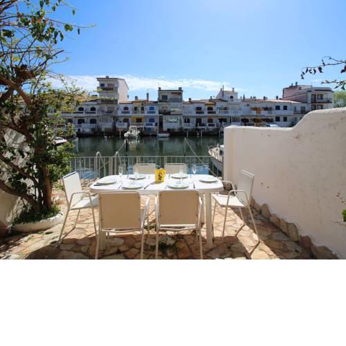 Cozy Holiday Home in Empuriabrava with Terrace