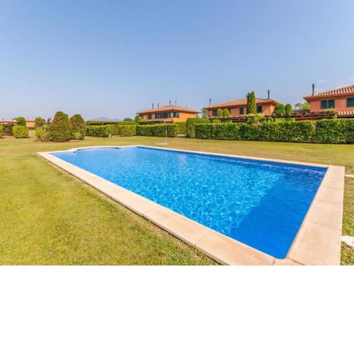 Cozy Holiday Home in Navata Spain with Communal Pool