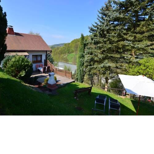 Cozy Holiday Home in Schleusegrun with Garden
