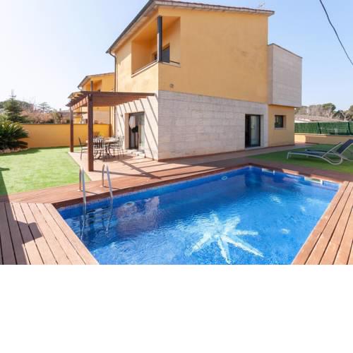Cozy Holiday Home in St Pere Pescador with Pool