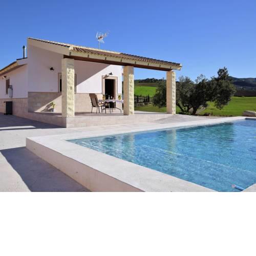 Cozy Holiday Home in Villanueva de la Concepcion with Garden