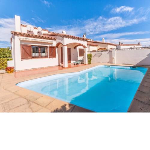 Cozy Holiday Home L'Escala with Swimming Pool