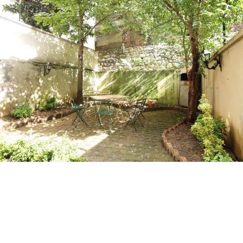 Cozy & Pleasant Historic Flat with Private Garden