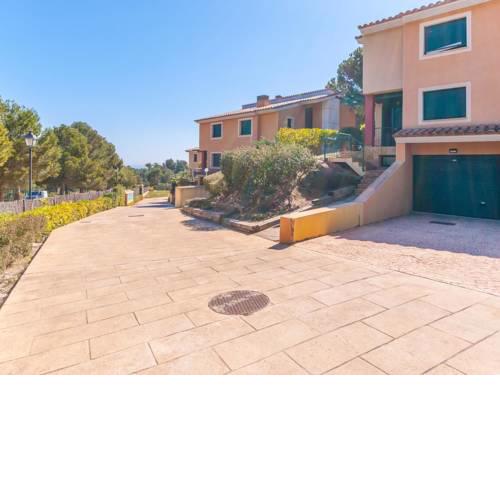 Cozy Villa in Mont-Roig del Camp with Swimming Pool