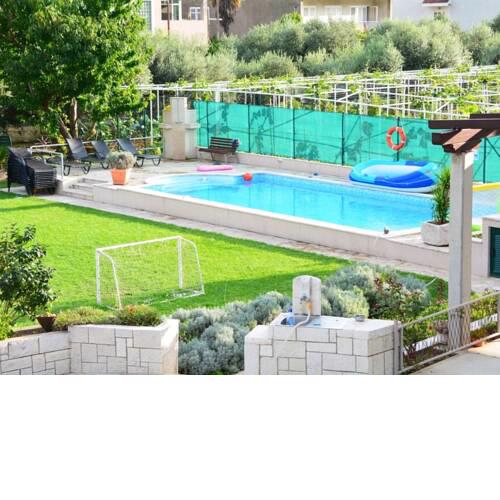 Cozy Villa with Shared Pool in Ploce