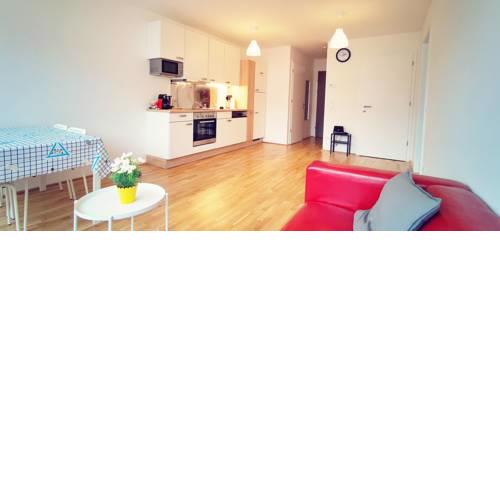 Cozzy Apartment near Metro