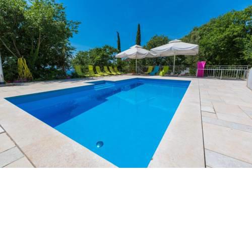 Crikvenica Two-Bedroom Apartment 3
