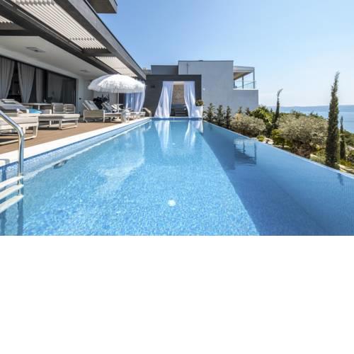Crikvenica Villa Sleeps 8 with Pool Air Con and WiFi