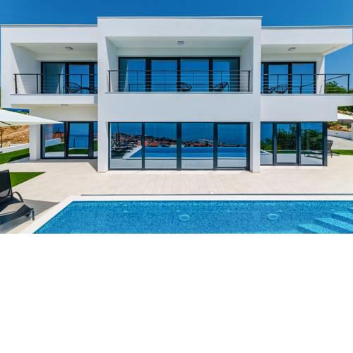 Crikvenica Villa Sleeps 8 with Pool Air Con and WiFi
