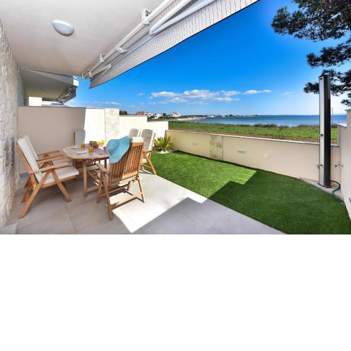 Crowonder Beachfront Blue Bay Villa with Jacuzzi- A2
