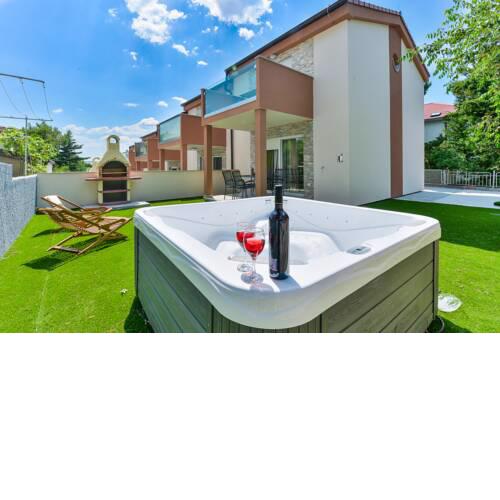 Crowonder Cascada Villa with Jacuzzi - S5