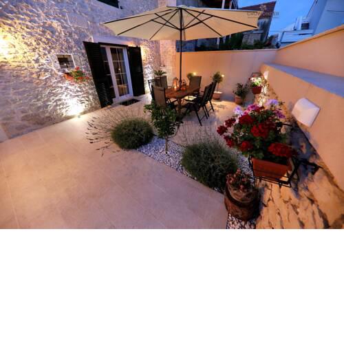Crowonder Villa Mari