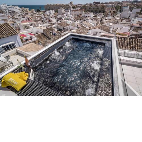 CS6-Spacious townhouse with roof top Jacuzzi
