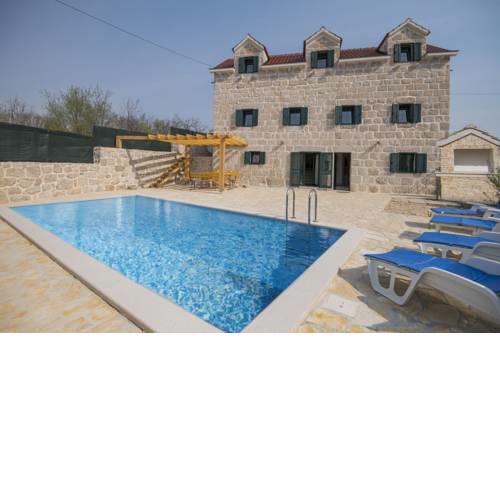 ctim272- Holiday house with swimming pool