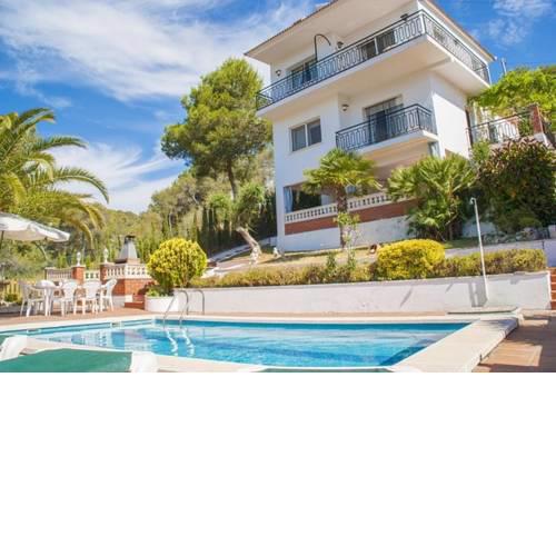 Cubelles Villa Sleeps 6 with Pool