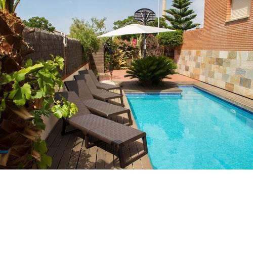 Cubelles Villa Sleeps 9 Pool WiFi