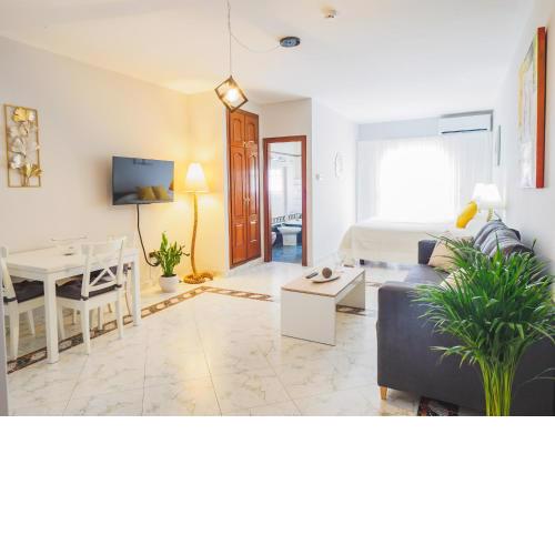 Cubo's Las Palmeras Urban Room 204