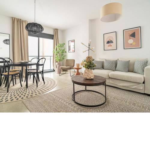 Cute city apartment for four near the beach in sunny Malaga All yours