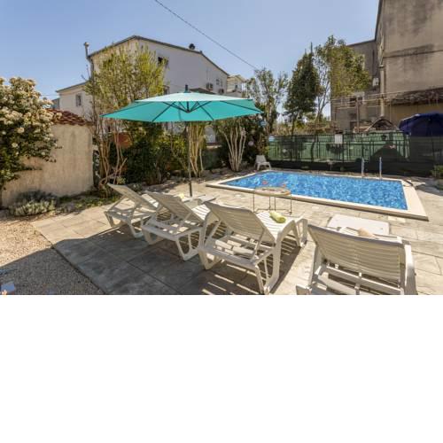 Dalmatian with pool and garden 230m2 for 1-6 people near old town Split