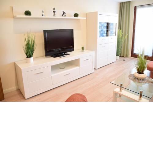 Das geräumige 2-Zimmer-Appartement verfügt über ein Wohnzimmer mit Küchenzeile und Esstresen, Geschirrspüler und Backofen sind ebenfalls vorhanden. Im Schlafzimmer befindet sich ein Doppelbett.