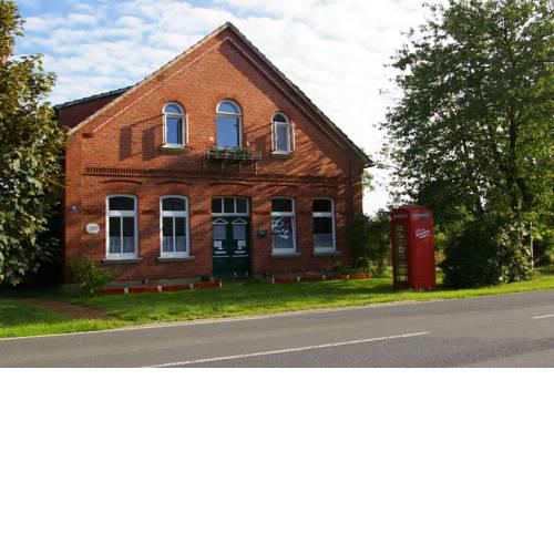 Das Haus mit der roten Telefonzelle