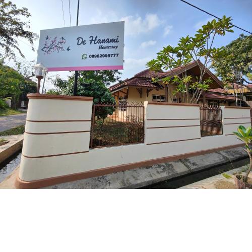 De Hanami Homestay Setrayasa