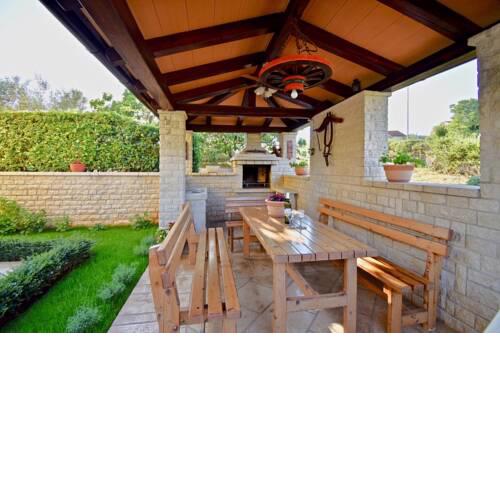 Delightful new holiday apartment with grill and trampoline