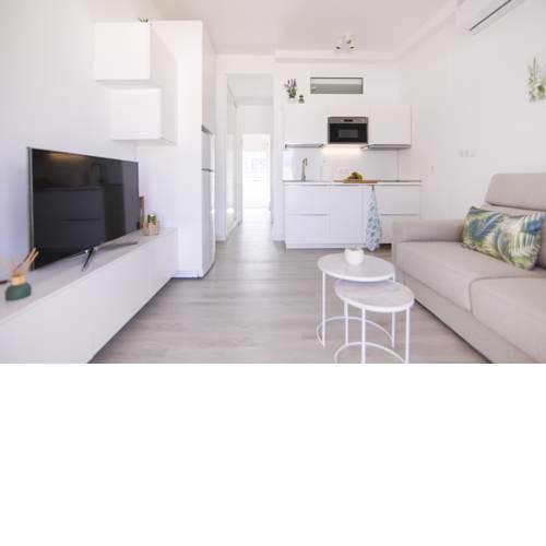 Deluxe Apartment. 50 meters Beach
