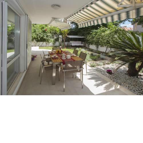 Deluxe apartment Lea with large garden