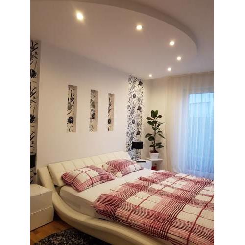 Deluxe Room in Private Apartment/ Schönes Zimmer near Stuttgart, Airport, Fair (Messe)