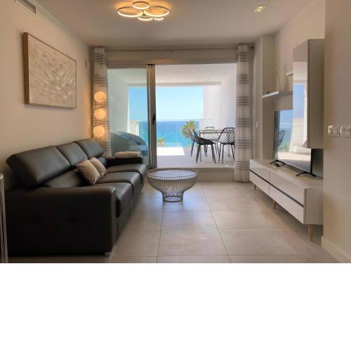 Deluxe sea view apartment with a swimming pool
