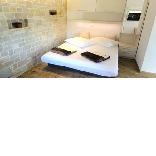 Deluxe Stone House Bonaca