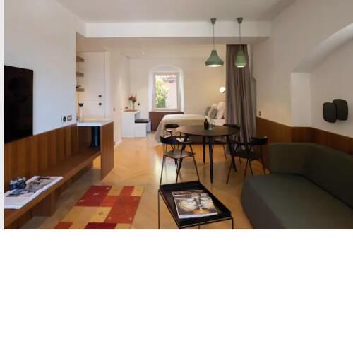 Deluxe Studio Socialist Chic Flavor